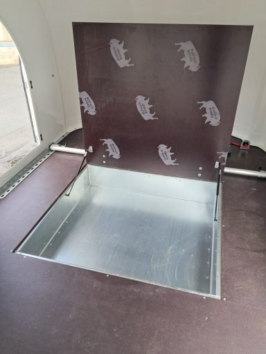 Coffre intégré au plancher.