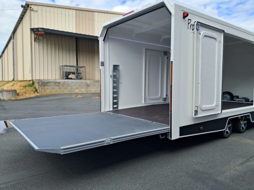 Porte arrière assistée par 2 puissants vérins gaz